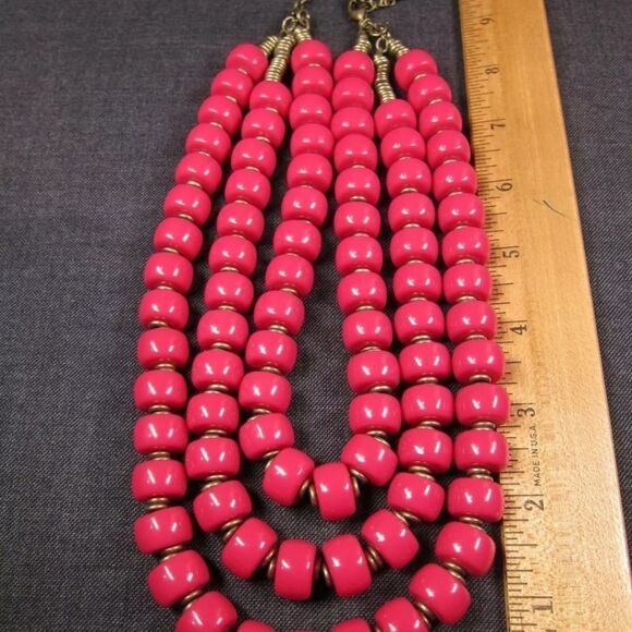 Big chunky hot pink statement necklace Premier Designs acrylic &brass-tone NWOT - Picture 7 of 7